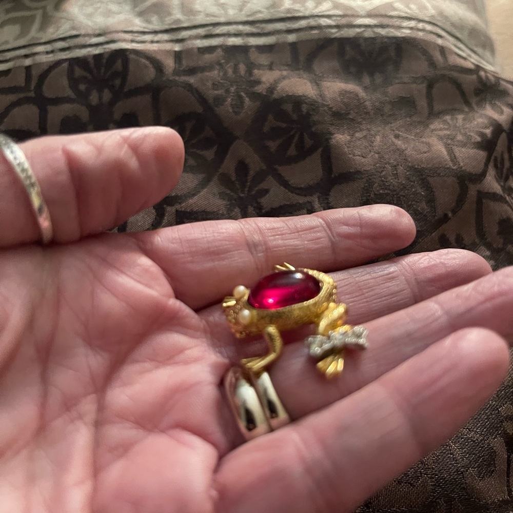 Beautiful Vintage Ruby stone Frog Brooch with Pearl eyes.